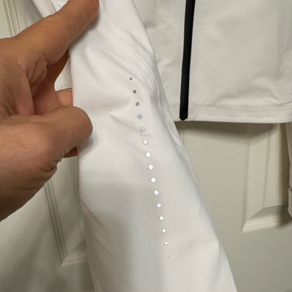 New - Lululemon Mist Over jacket - Picture 3 of 7